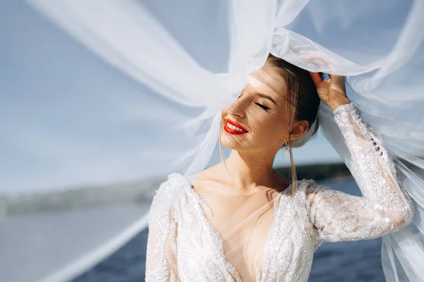 Retrato Uma Noiva Gentil Vestido Noiva Perto Rio Dia Ensolarado — Fotografia de Stock