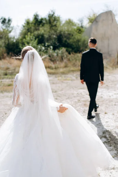 Följ Mig Mode Och Snygg Närbild Vackra Nygifta Promenad Nära — Stockfoto