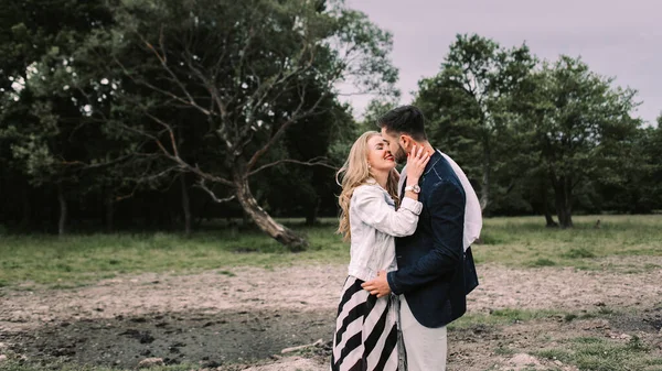 História Amor Beijar Casal Bonito Cara Menina Loira Andando Grama — Fotografia de Stock