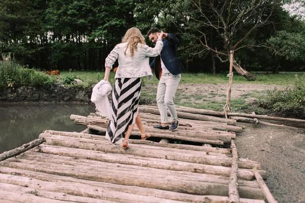 Bonito Cara Menina Loira Andando Grama Perto Rio Floresta Eles — Fotografia de Stock