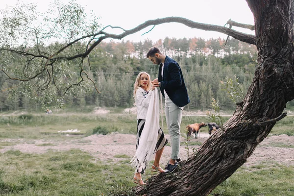 Schöner Typ Und Blondes Mädchen Die Auf Dem Gras Der — Stockfoto