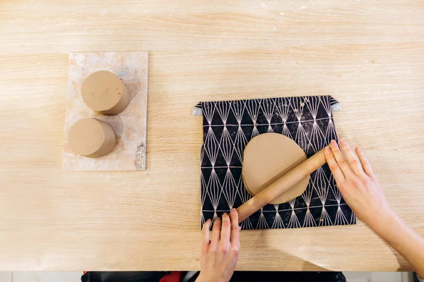 Femme Roule Argile Pour Créer Une Assiette Dans Atelier Poterie — Photo