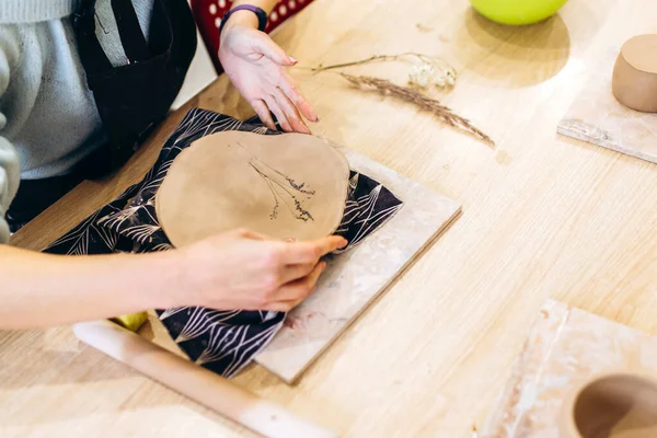 Mujer Prepara Plato Arcilla Para Cocción Estudio Cerámica Decora Plato —  Fotos de Stock