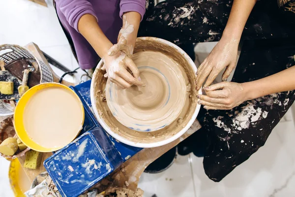 Творческий Процесс Создания Керамики Матерью Дочерьми Руки Женщины Мастерской Керамике — стоковое фото