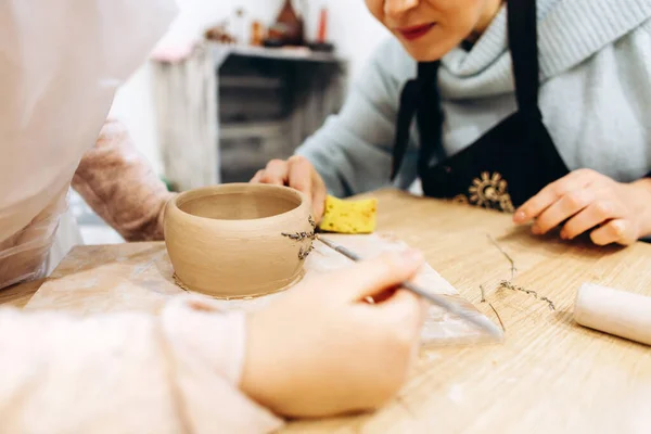 Mor Och Dotter Dekorera Lera Platta Innan Bränning Keramik Studio — Stockfoto