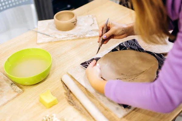 Mujer Prepara Plato Arcilla Para Cocción Estudio Cerámica Decora Plato —  Fotos de Stock