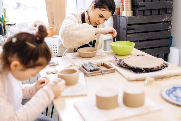 Twee Zussen Versieren Een Klei Plaat Voordat Bakken Een Aardewerk — Stockfoto