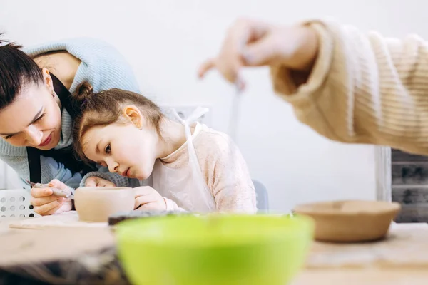 Moeder Dochter Versieren Een Kleiplaat Voor Het Bakken Een Aardewerkatelier — Stockfoto