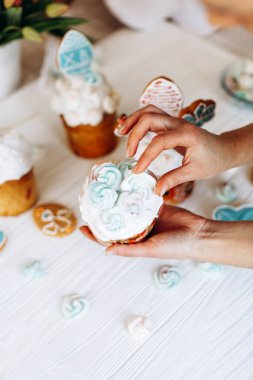 Paskalya. Ellerinde ev yapımı Paskalya kekleri.