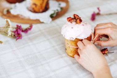 Paskalya 'yı kadınların elleri süslüyor. Ev yapımı Paskalya pastası.