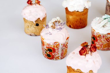 Kurabiye, bize ve çiçeklerle süslenmiş Paskalya pastaları. Beyaz arka planda süslemeleri olan ev yapımı Paskalya pastası.