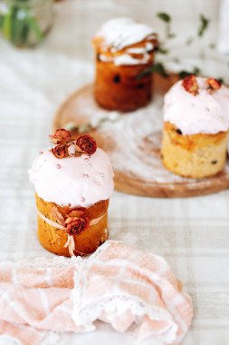 Paskalya. Masada kurutulmuş çiçeklerle süslenmiş ev yapımı Paskalya pastaları.