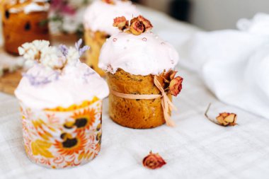 Paskalya. Masada kurutulmuş çiçeklerle süslenmiş ev yapımı Paskalya pastaları.
