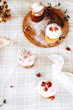 Paskalya. Masada kurutulmuş çiçeklerle süslenmiş ev yapımı Paskalya pastaları.