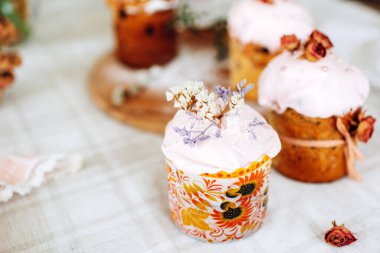 Paskalya. Masada kurutulmuş çiçeklerle süslenmiş ev yapımı Paskalya pastaları.