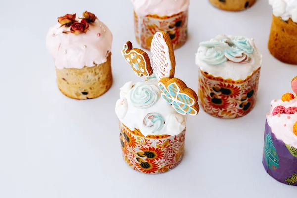 Zestaw Wielkanocnych Ciast Ozdobionych Ciasteczkami Biurem Kwiatami Domowej Roboty Wypieki — Zdjęcie stockowe