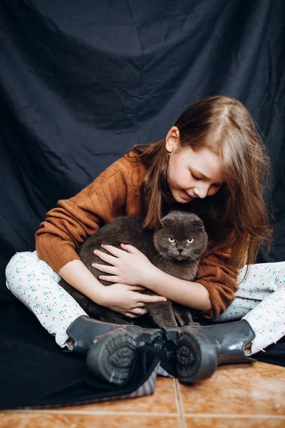 Mädchen Mit Ihrer Katze Hause Schottische Falte — Stockfoto