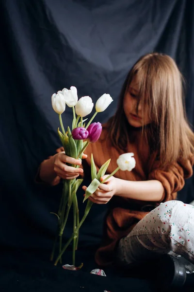 Девушка Тюльпанами Темном Фоне Днем Матери — стоковое фото