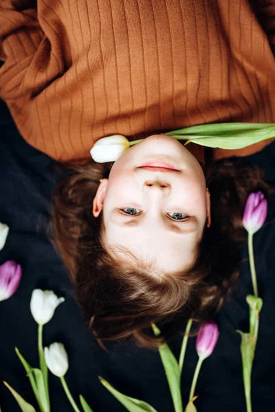 Девушка Лежит Тюльпанах Темном Фоне Днем Матери — стоковое фото