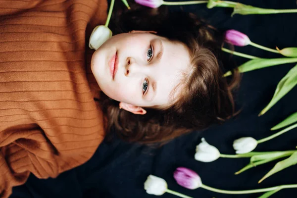 Девушка Лежит Тюльпанах Темном Фоне Днем Матери — стоковое фото