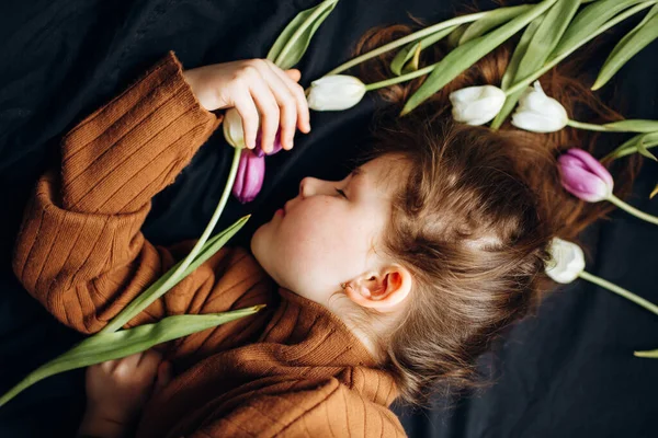 Menina Está Tulipas Fundo Escuro Feliz Dia Das Mães — Fotografia de Stock