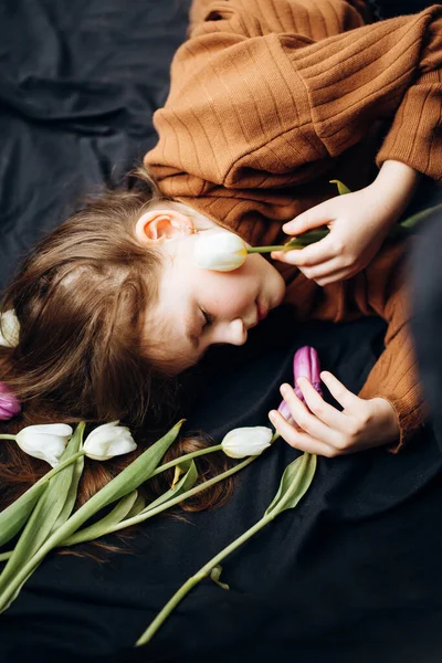 Girl Lies Tulips Dark Background Happy Mother Day — Stock Photo, Image