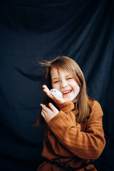 Beautiful Girl Playing Her Pet White Hamster Home Photo Shoot — Stock Photo, Image