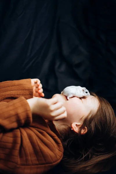 Beautiful Girl Playing Her Pet White Hamster Hamster Child Head — Stock Photo, Image