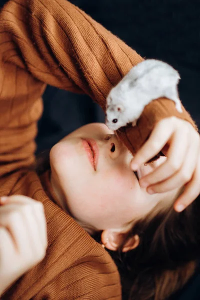 Beautiful Girl Playing Her Pet White Hamster Hamster Child Head — Stock Photo, Image