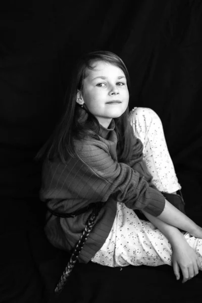 Портрет Милої Дівчинки Темному Тлі Домашньому Еко Одязі Дитина Дивиться Ліцензійні Стокові Зображення