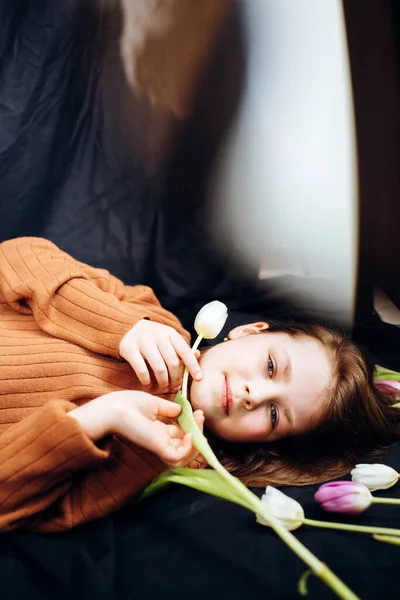Девушка Лежит Тюльпанах Темном Фоне Днем Матери Стоковое Фото