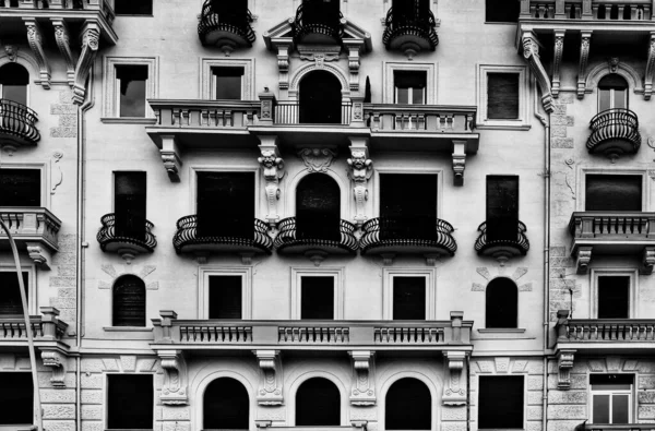 Fachada y ventanas de casas en Nápoles, Italia. Imagen de archivo