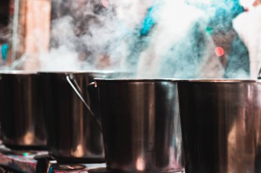 Sıcak şaraplı sokak panayırı paslanmaz buharda pişirilmiş büyük tavalar çalıyor..