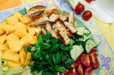 Taze avokado, salatalık, kiraz domatesli, soğanlı ve marullu mango salatası..