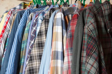 Askıları erkek gömlek