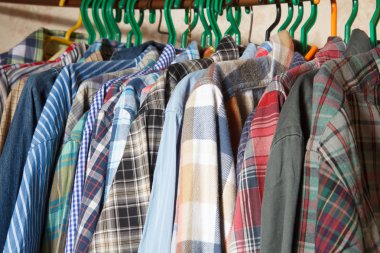 Askıları erkek gömlek