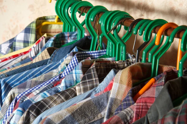 Herrenhemden auf Kleiderbügeln — Stockfoto