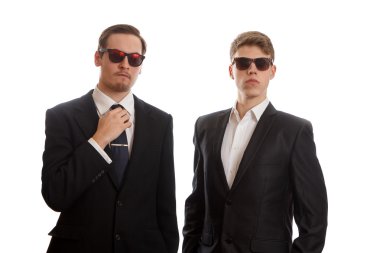 İki iyi giyimli adam