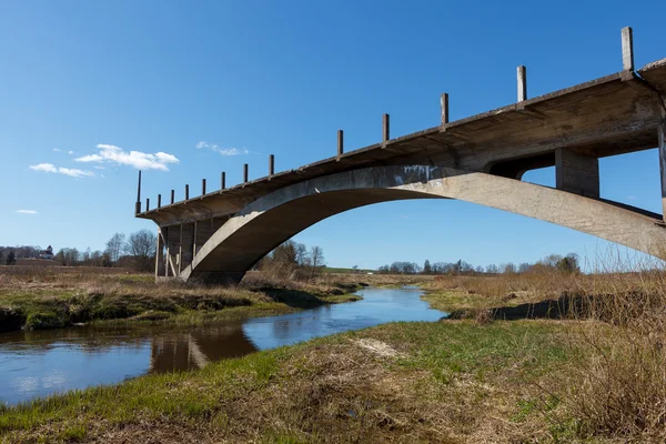 Hiç bir yerde köprü