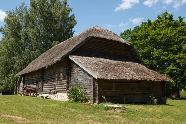 Старая камыш и деревянный дом — стоковое фото