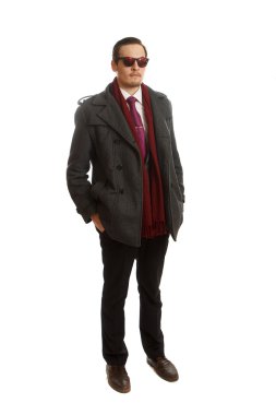 Formal giyim ve güneş gözlüğü