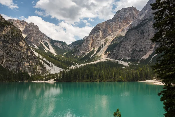 Lago de praies oder der pragser wildsee — Stockfoto