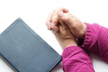 yaşlı kadın eller dua geçti