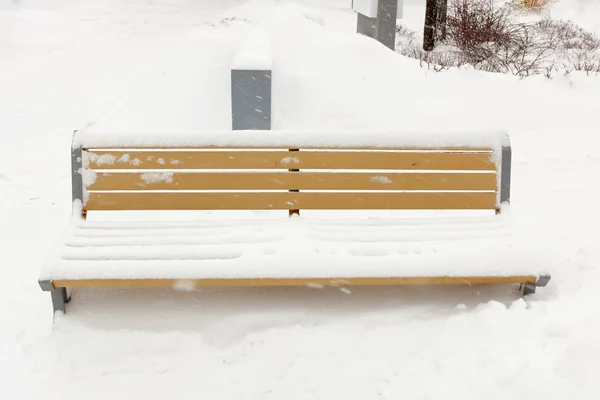 雪の中でベンチ — ストック写真