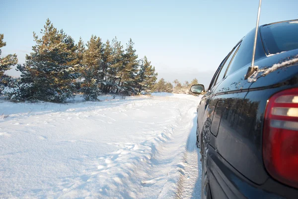 Bilen på en snöig väg — Stockfoto