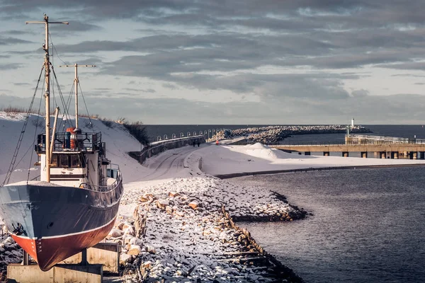 Ventspils, Letonia. El muelle sur. — Foto de Stock