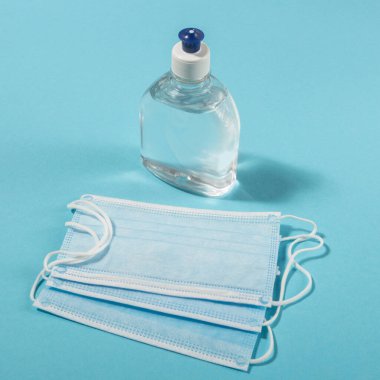 Alkol jeli el dezenfektanı ve tek kullanımlık hijyenik maske.