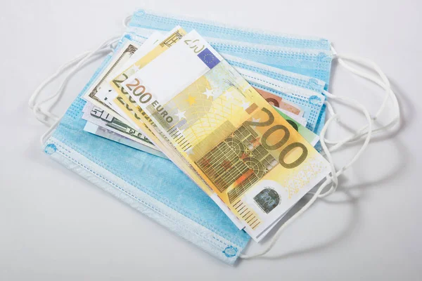 Τραπεζογραμμάτια ευρώ και μάσκα υγιεινής μιας χρήσης — Φωτογραφία Αρχείου