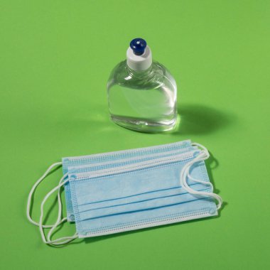 Alkol jeli el dezenfektanı ve tek kullanımlık hijyenik maske.