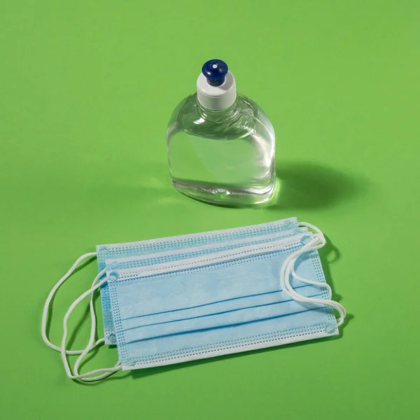 Gel de álcool desinfetante de mão e máscara higiênica descartável — Fotografia de Stock